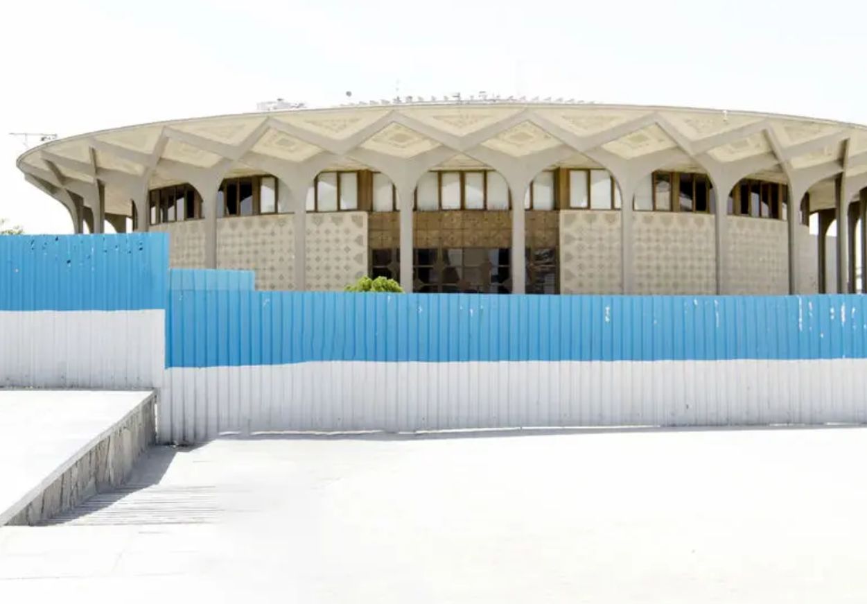 حصر تئاتر شهر، نزاع بر سر عرصه عمومی