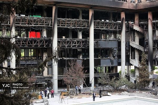 ساختمان شیشه ای و فرجام مبهم